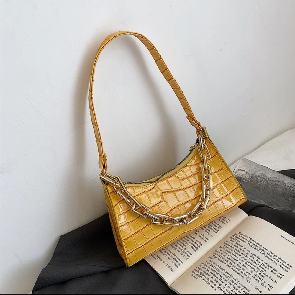 Purse/GOLD CHAIN CAN BE DETACHED!!